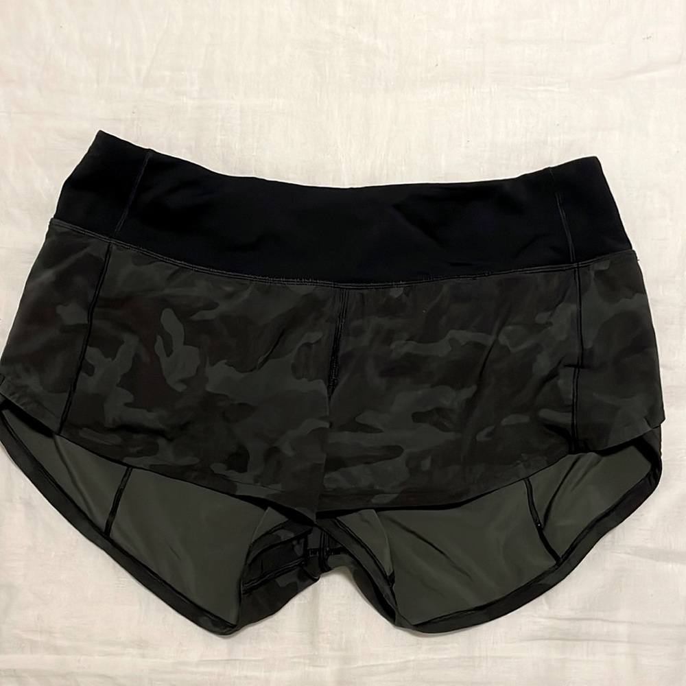 LULU LEMON SHORTS SIZE 4!!!!